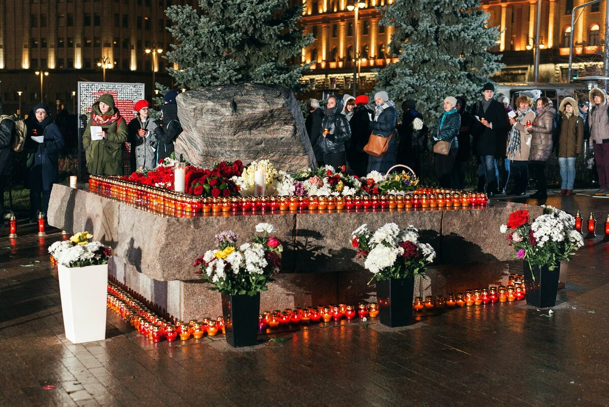 Люди вспоминают жертв советских репрессий