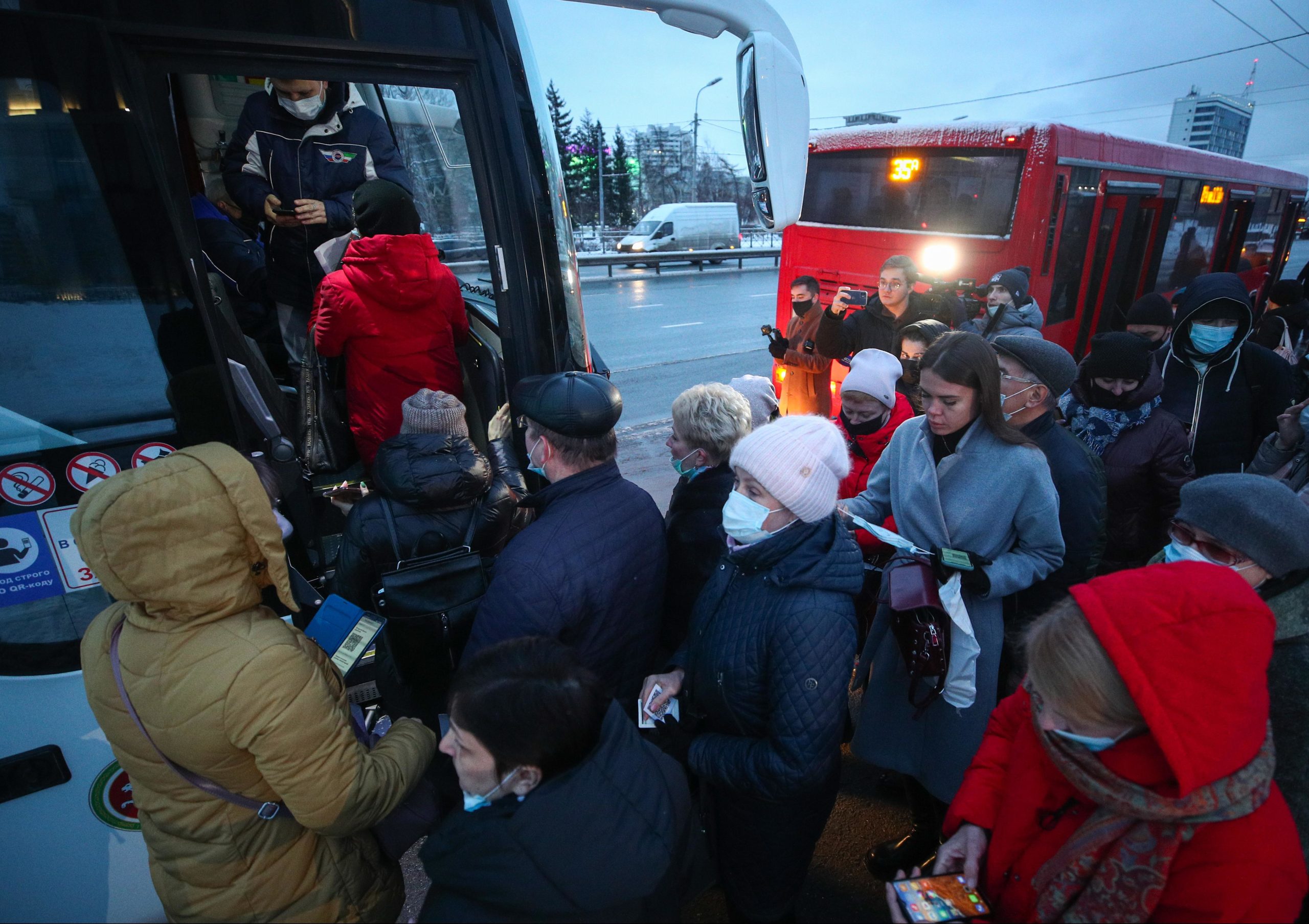 22 ноября 2020. Пассажиры общественного транспорта. Люди в автобусе. Пассажиры в автобусах Казани. Скандал в автобусе.