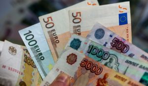 Курс евро вырос на 1,43 рубля фото