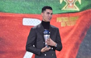 Роналду получил награду за мировой рекорд по количеству голов, забитых в составе национальной команды фото
