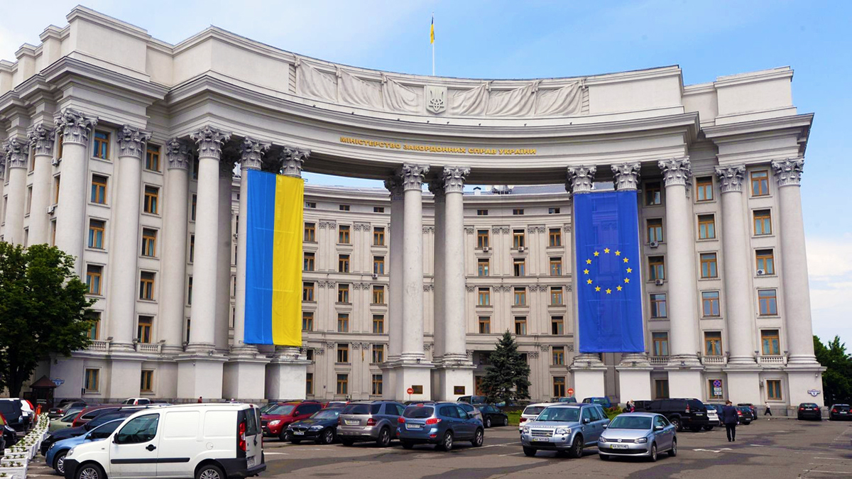 МИД Украины попросил сограждан уехать из России
