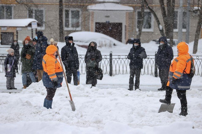 В Петербурге прошли массовые обыски в жилкомсервисах из-за некачественной уборки снега