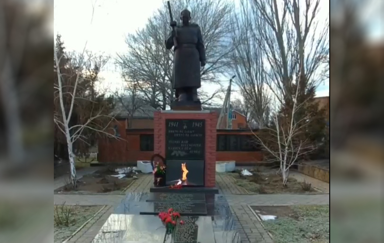 В Ростовской области у мемориала установили экран с видео Вечного огня