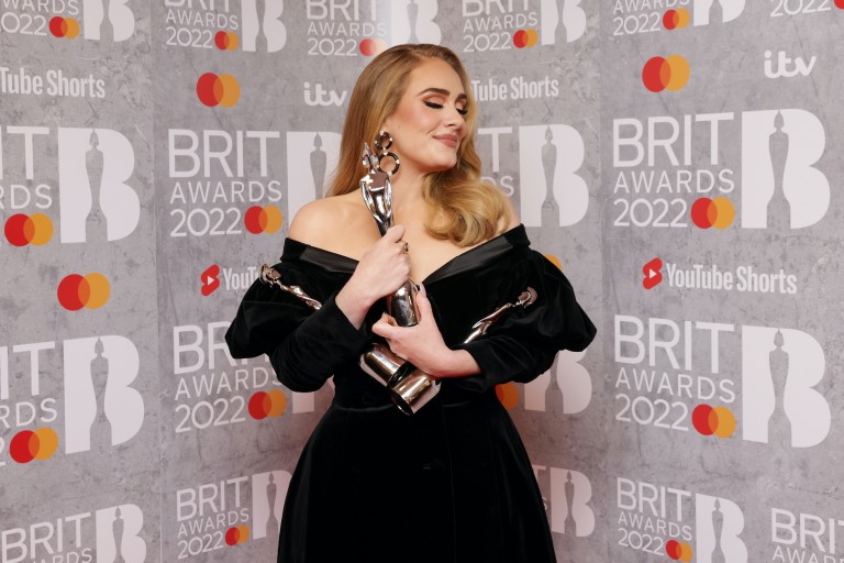 Адель выиграла три награды Brit Awards-2022