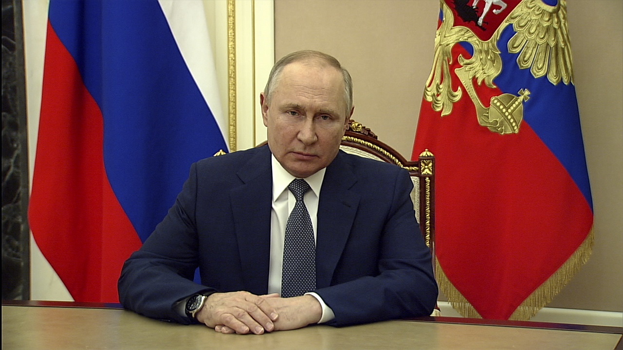 Президент России поздравил военнослужащих и ветеранов