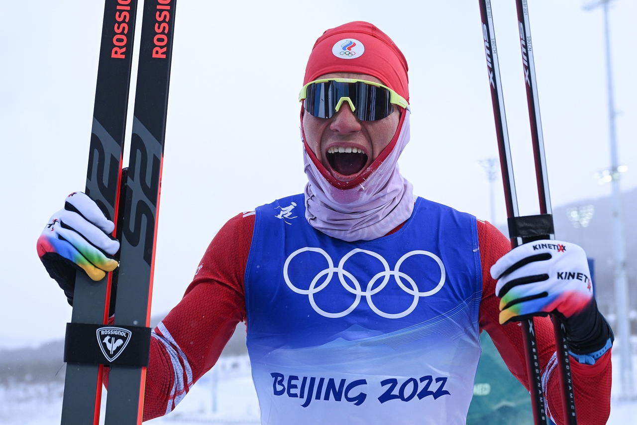 Александр Большунов завоевал золото на Олимпиаде в Пекине