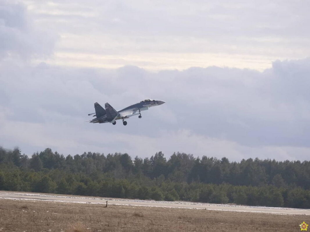 Истребители Су-30СМ и Су-35С совершили совместный полет во время учений