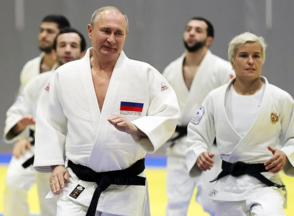 Путина лишили черного пояса