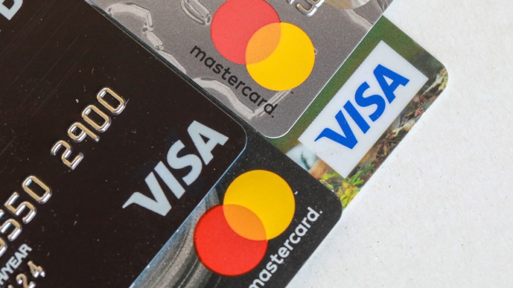 Visa и Mastercard приостановили работы в России