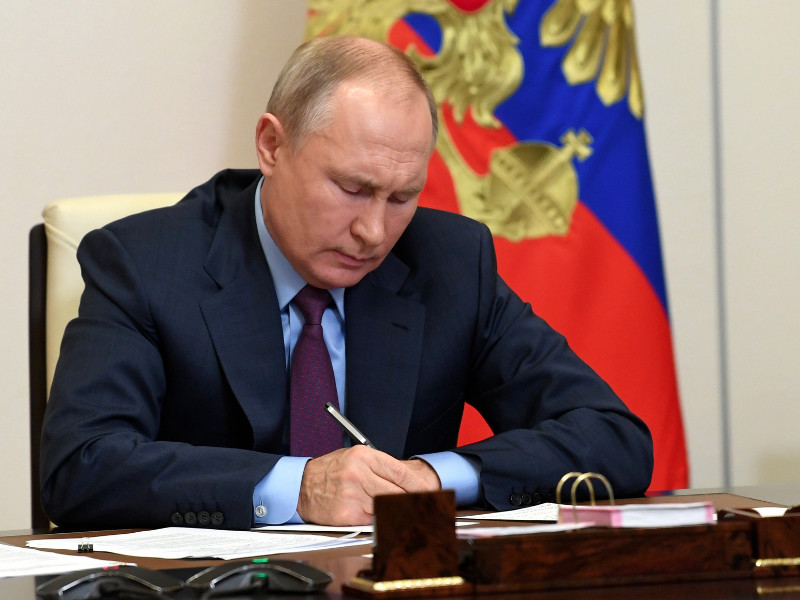 Президент России подписал закон, отменяющий уплату НДФЛ с процентных доходов