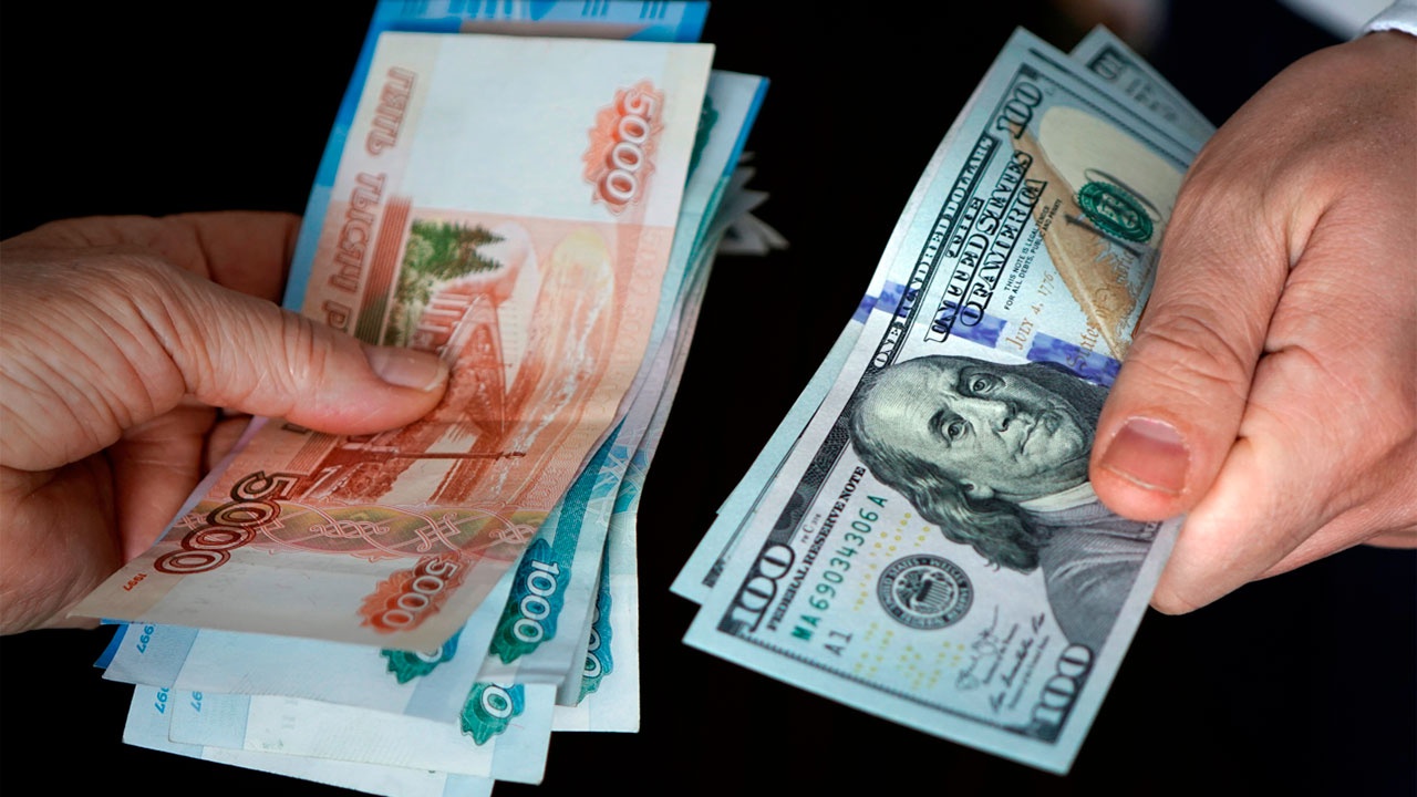 Банк России снизил комиссию по сделкам с валютой через брокеров