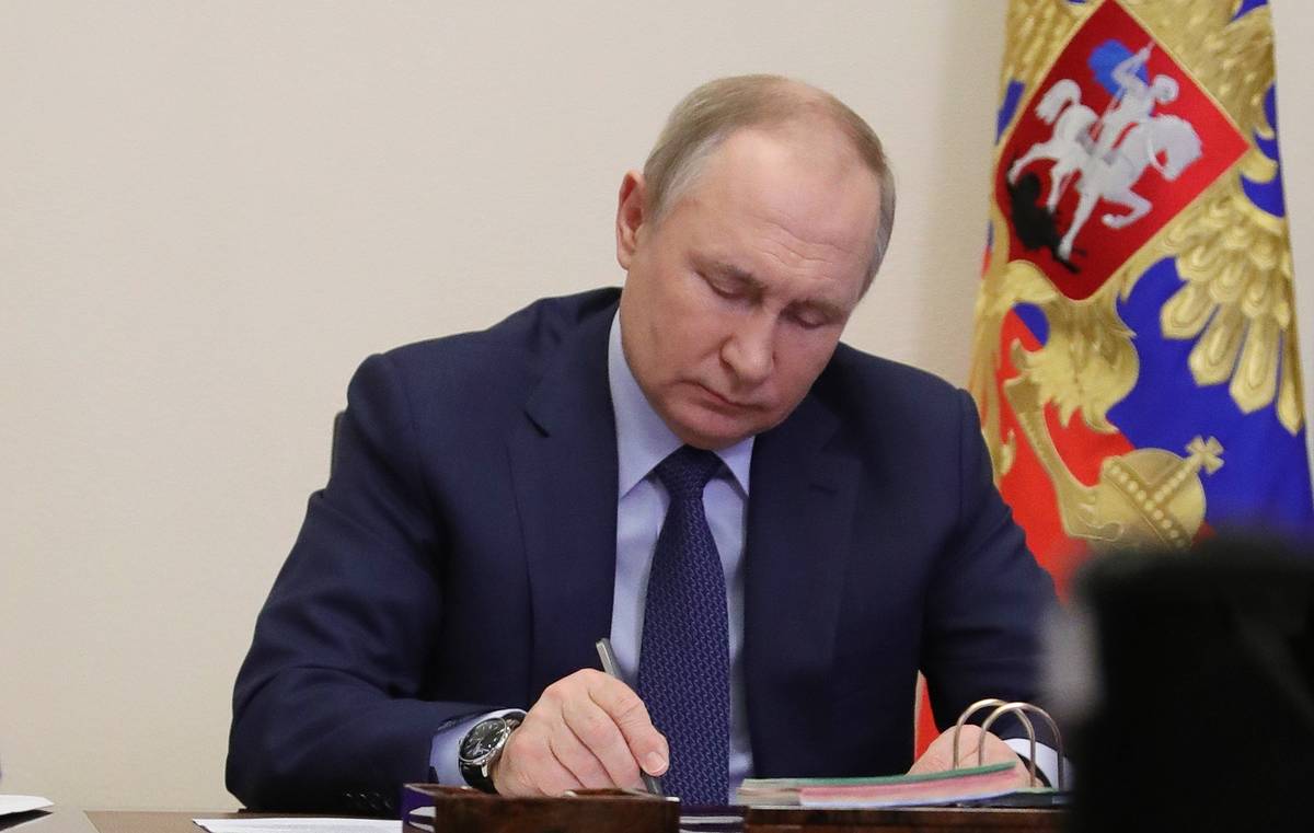 Президент России подписал указ о ежемесячной выплате семьям с детьми с 8 до 17 лет