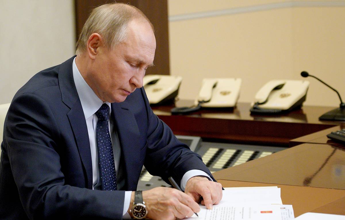 Президент России подписал закон о наказаниях за фейки о работе госорганов РФ