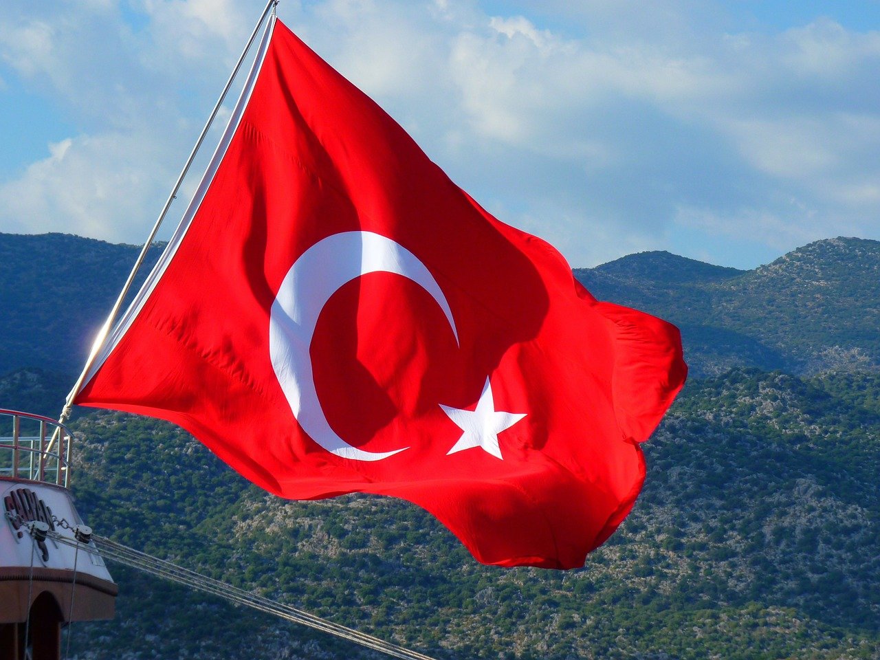 Власти Турции не будут закрывать небо для России