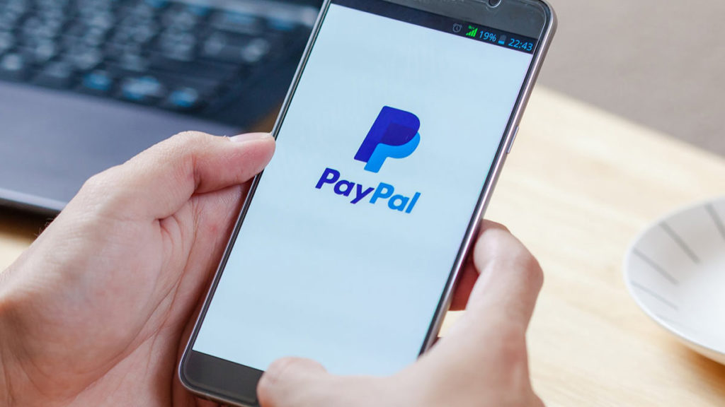 PayPal приостановила работу в России