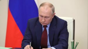 Владимир Путин подписал закон о штрафах за отождествление СССР и нацистской Германии фото