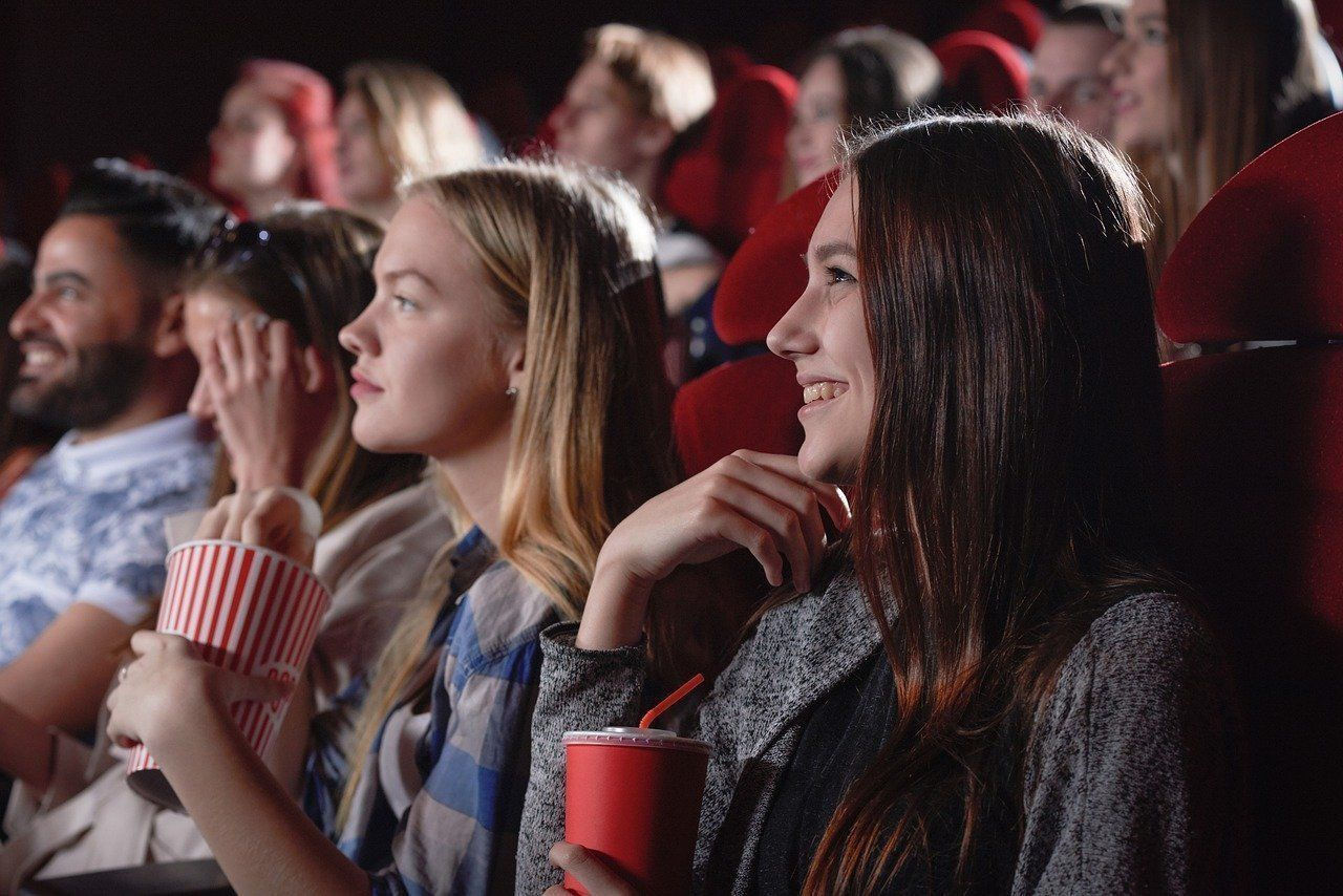 В Совфеде предложили разрешить кинотеатрам не платить за музыку к фильмам из недружественных стран