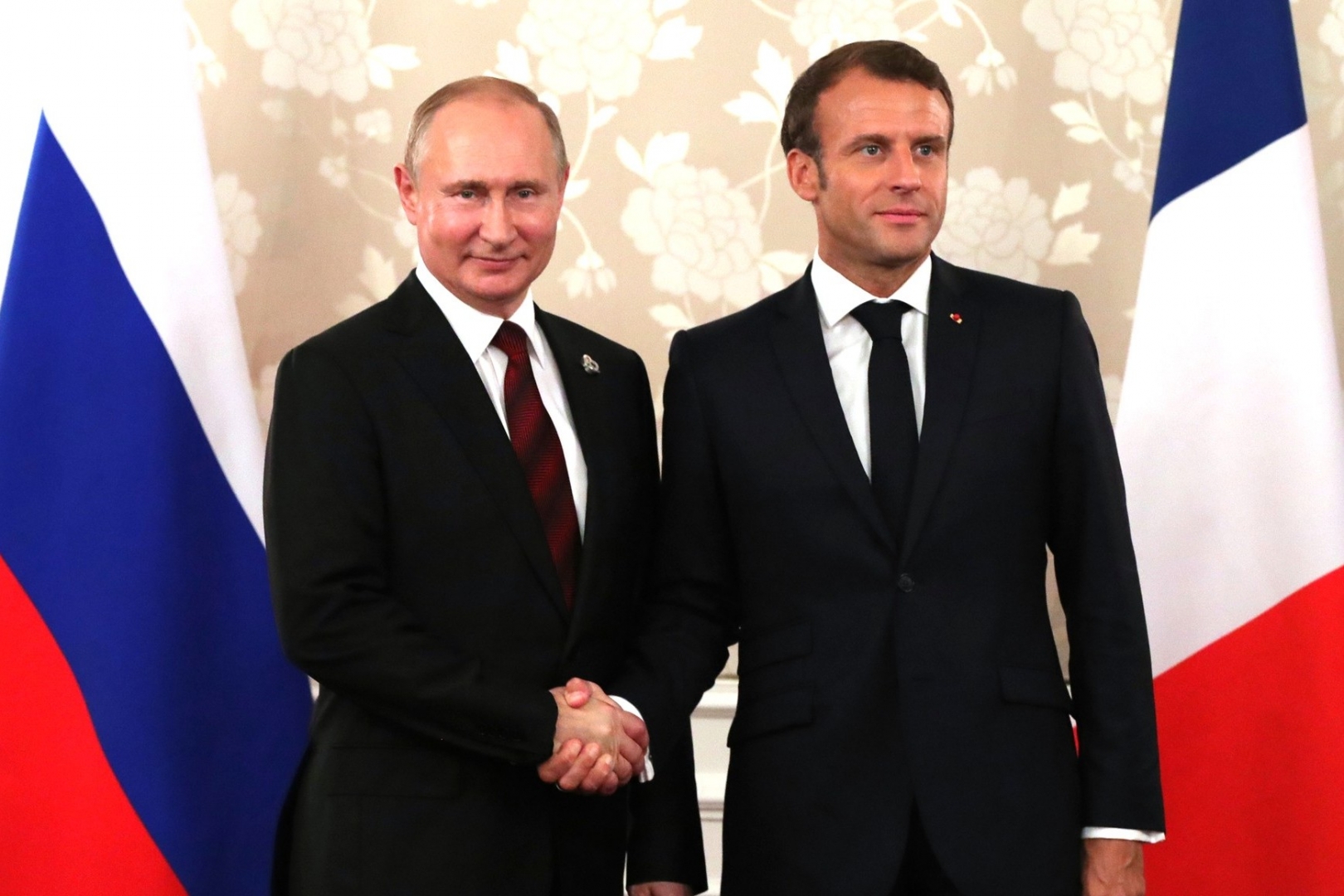 Владимир Путин поздравил Эммануэля Макрона с переизбранием на пост президента Франции