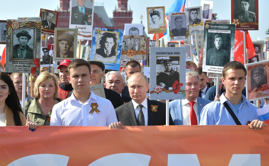 Владимир Путин принял участие в шествии «Бессмертного полка» в Москве
