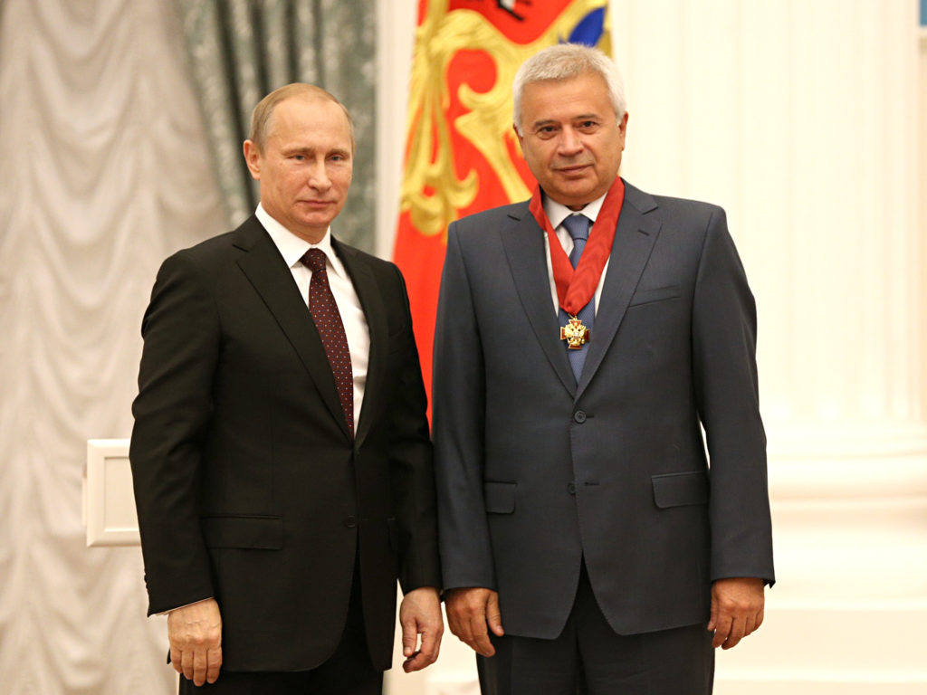 Владимир Путин наградил бывшего президента «Лукойла» Вагита Алекперова орденом «За заслуги перед Отечеством» I степени