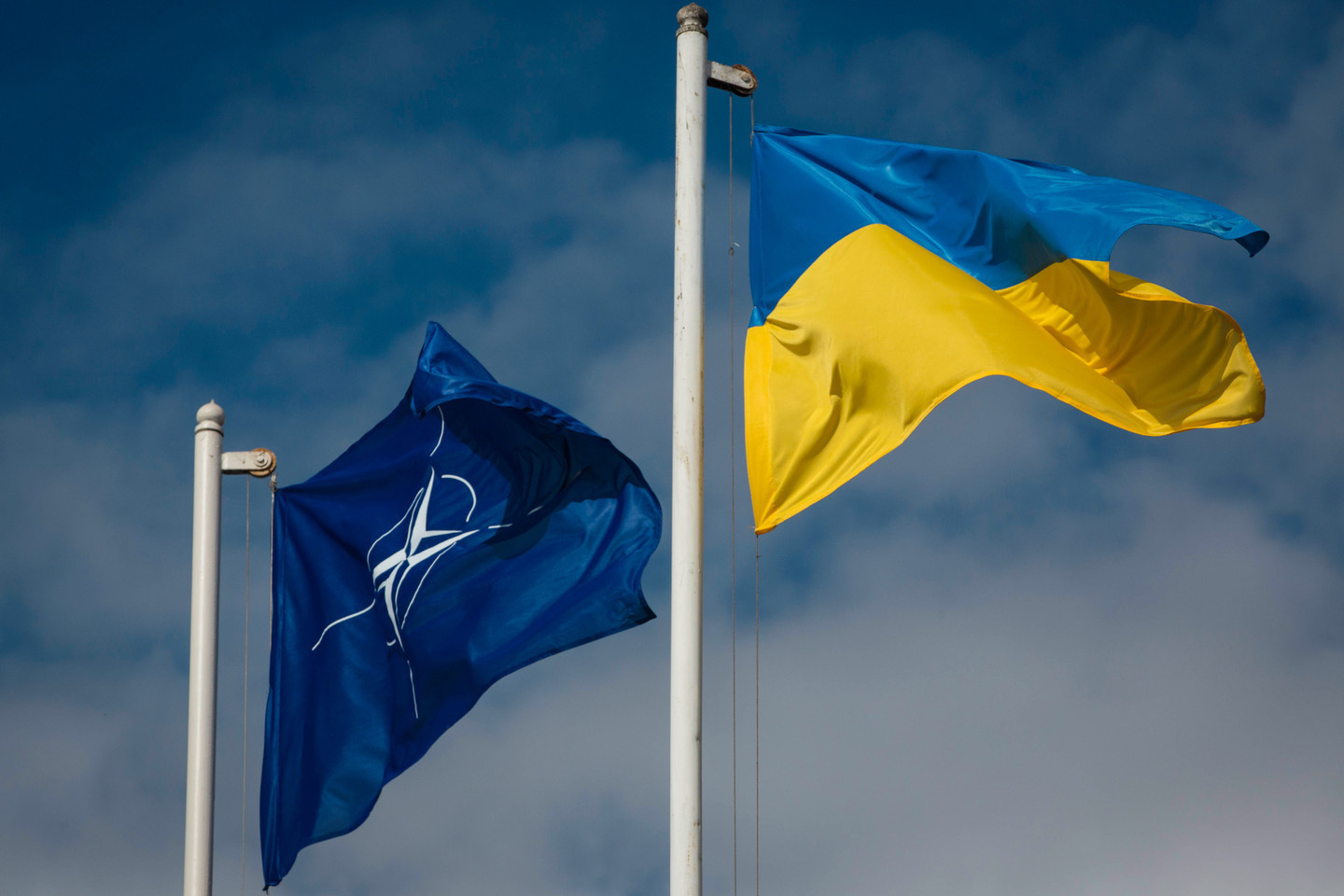 НАТО поддерживает Украину, но не собирается становиться стороной конфликта