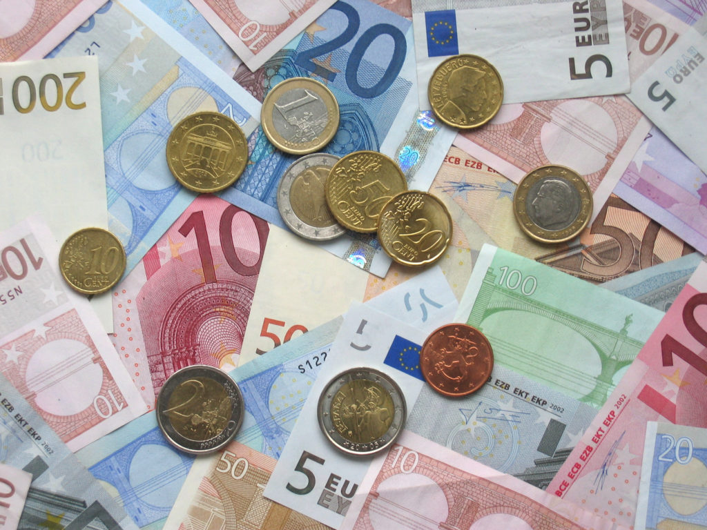 Курс доллара опустился ниже 64 рублей, евро – ниже 69 рублей