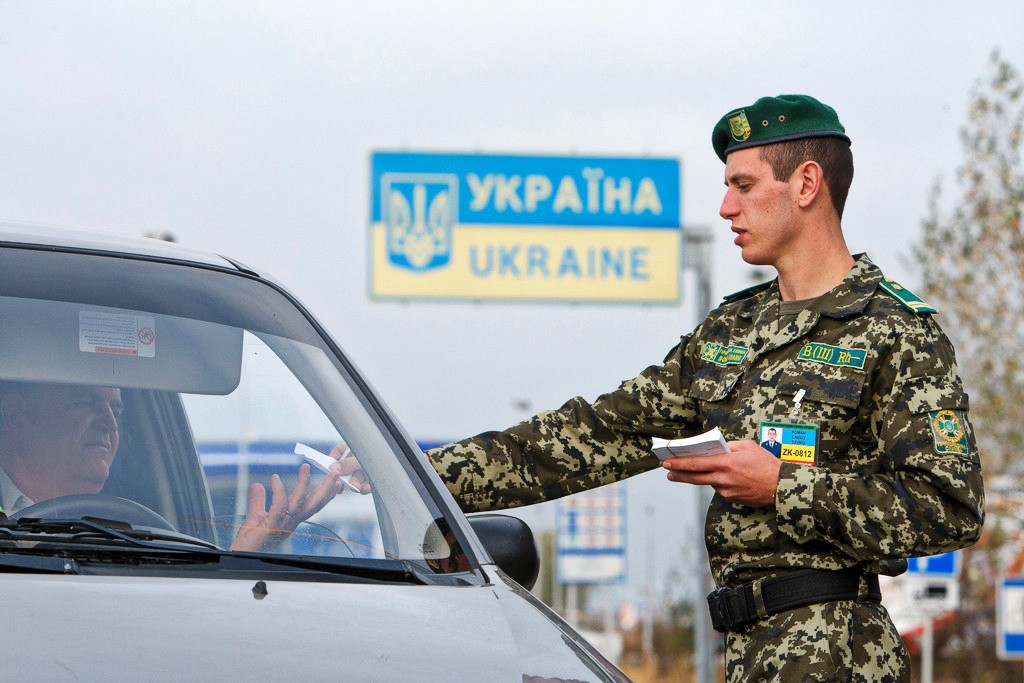 Правительство Украины смягчило запрет на выезд за границу для мужчин призывного возраста