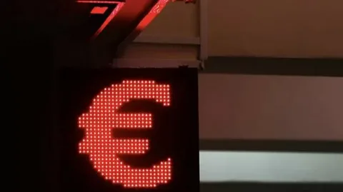 Курс евро на бирже упал ниже 58 рублей