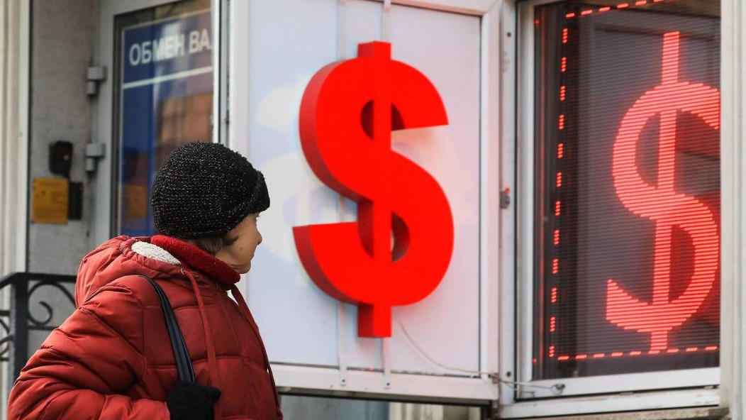Курс доллара упал ниже 68 рублей впервые с марта 2020 года