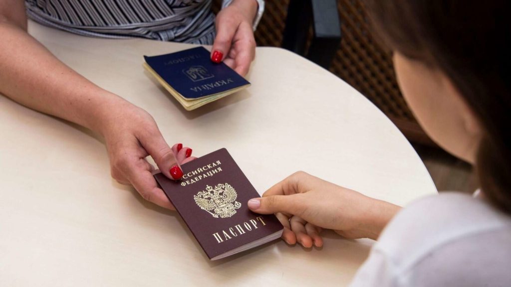 В Мелитополе выдали первые паспорта Российской Федерации
