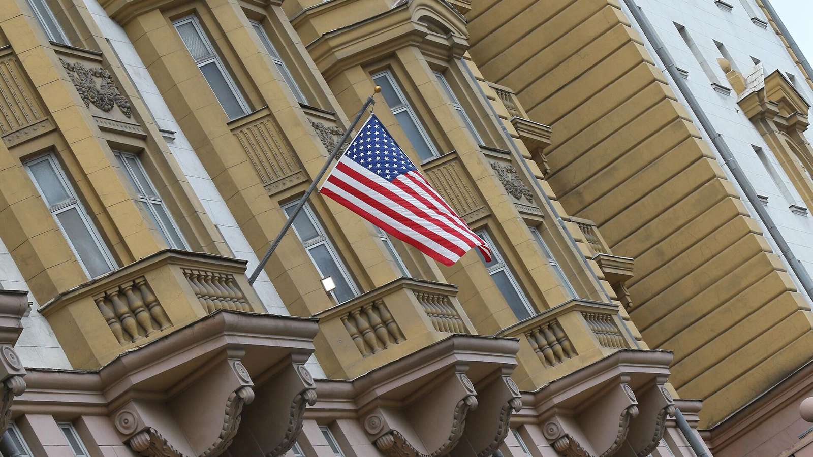 Площадь возле посольства США официально назвали «Площадью Донецкой Народной Республики»