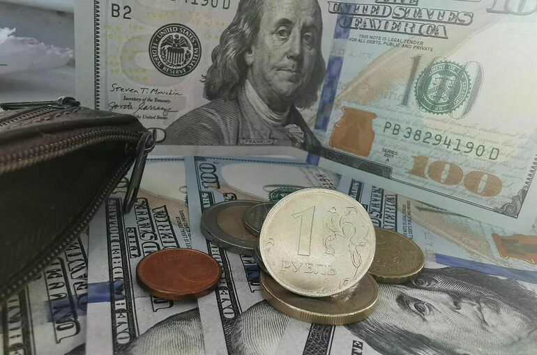 Доллар опустился ниже 58 рублей
