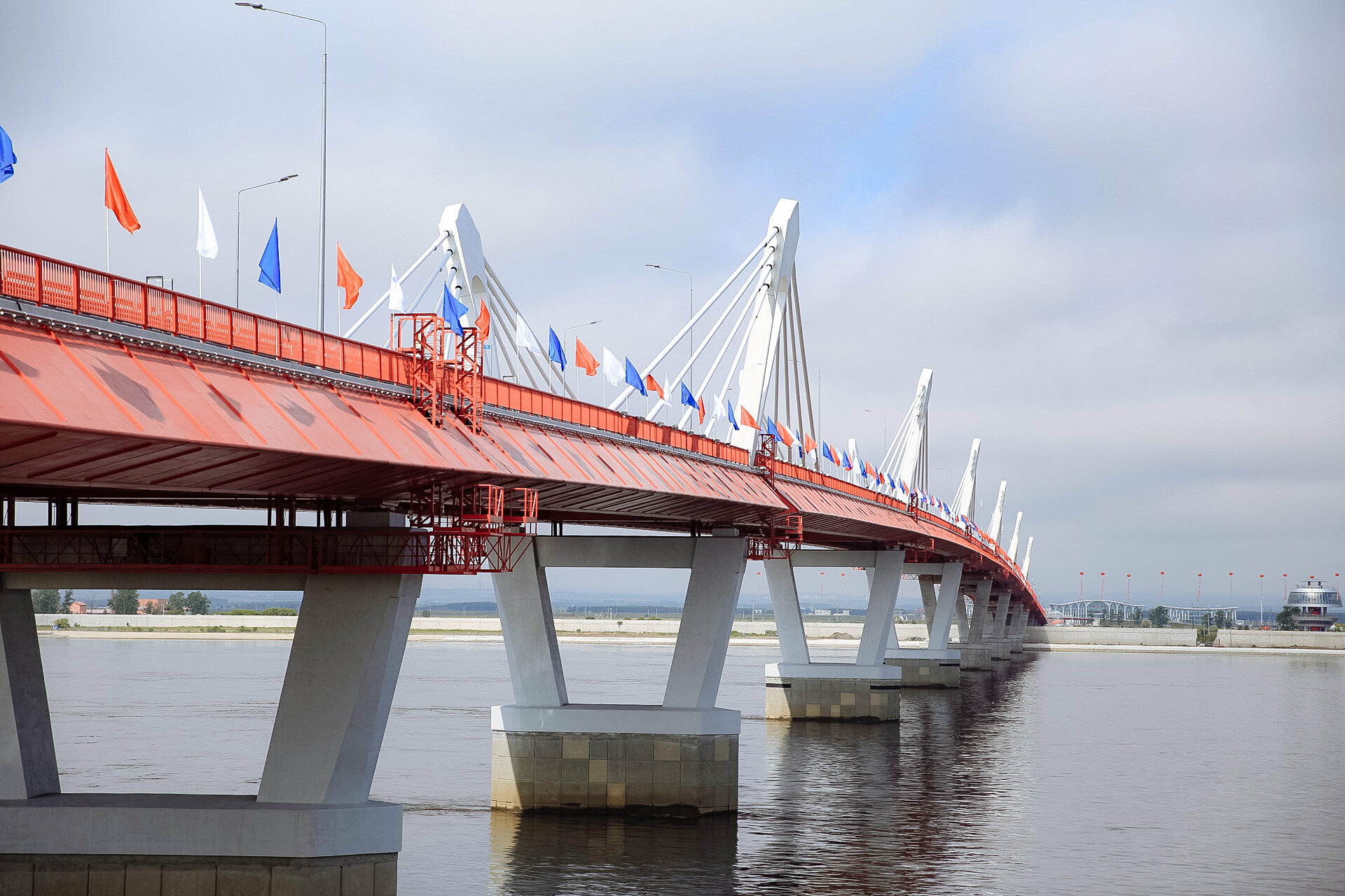 Состоялось открытие первого моста между Россией и Китаем, построенного через реку Амур