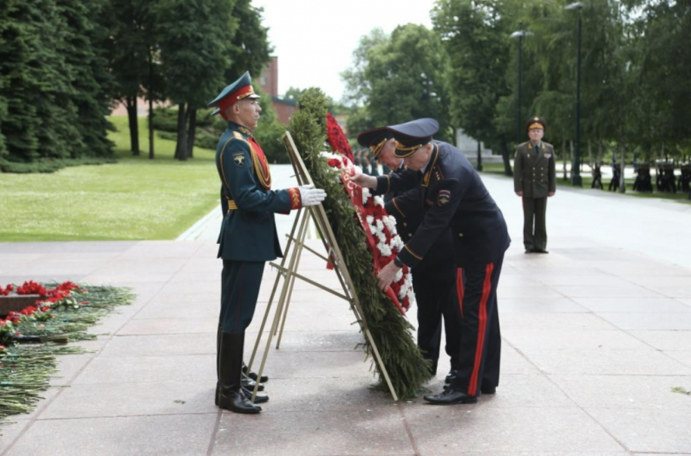 В День памяти и скорби делегация МВД РФ возложила цветы к воинским мемориалам