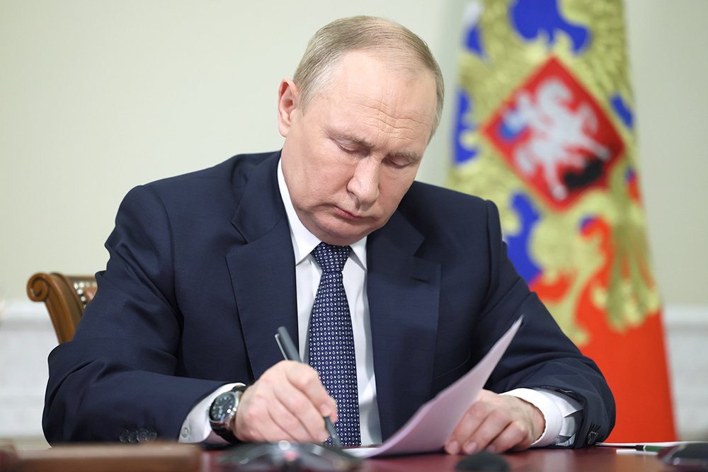 Президент России подписал закон о наказании за несанкционированный выезд из страны за рубеж лиц, имеющих доступ к государственной тайне