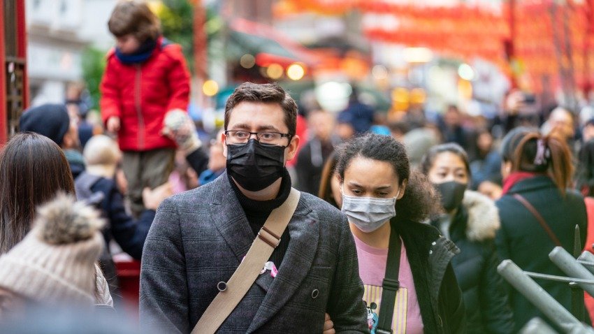 Роспотребнадзор рекомендует людям с хроническими заболеваниями носить маски