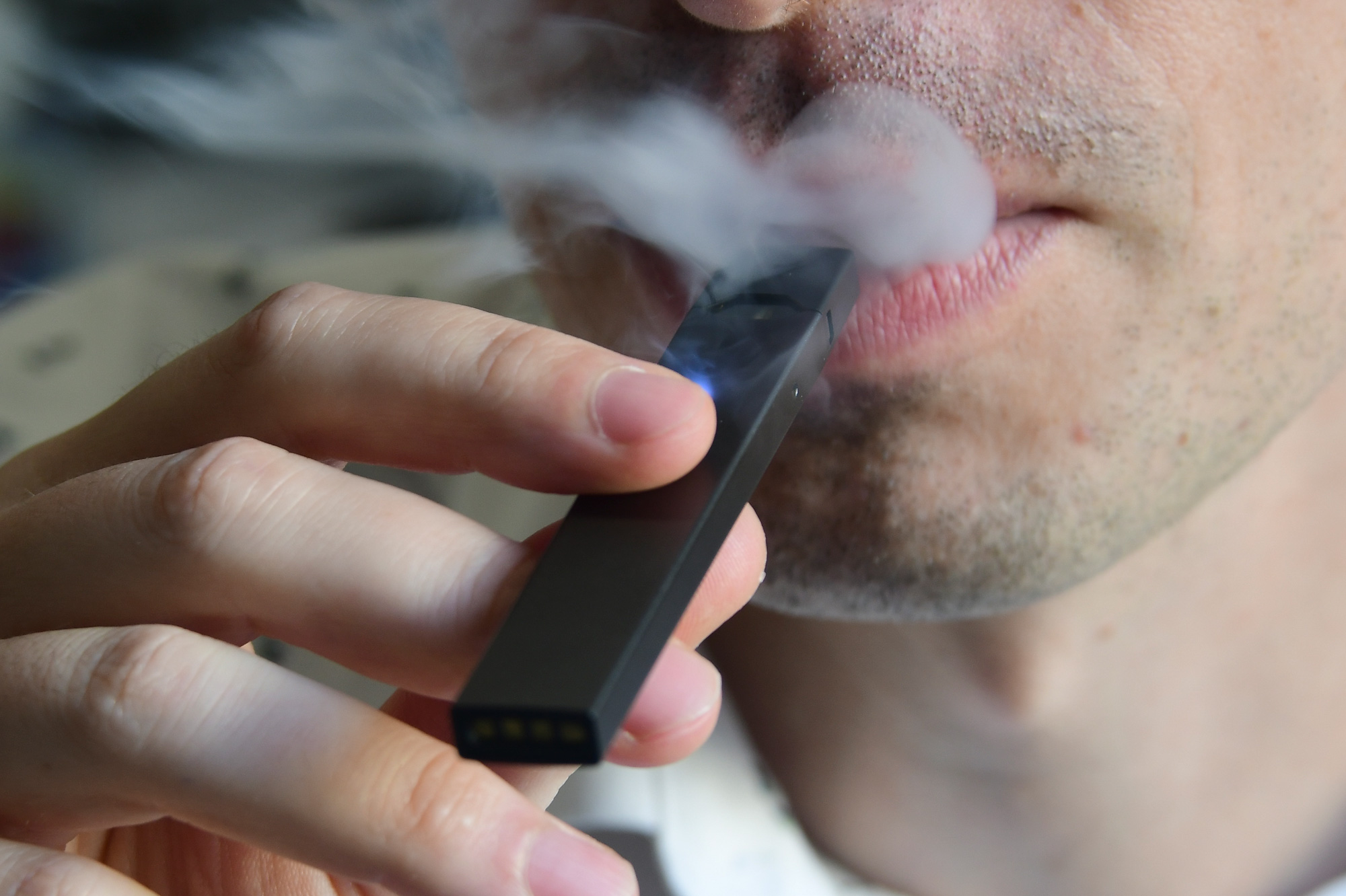 ЛДПР требует запретить электронные сигареты из-за пагубного влияния на здоровье