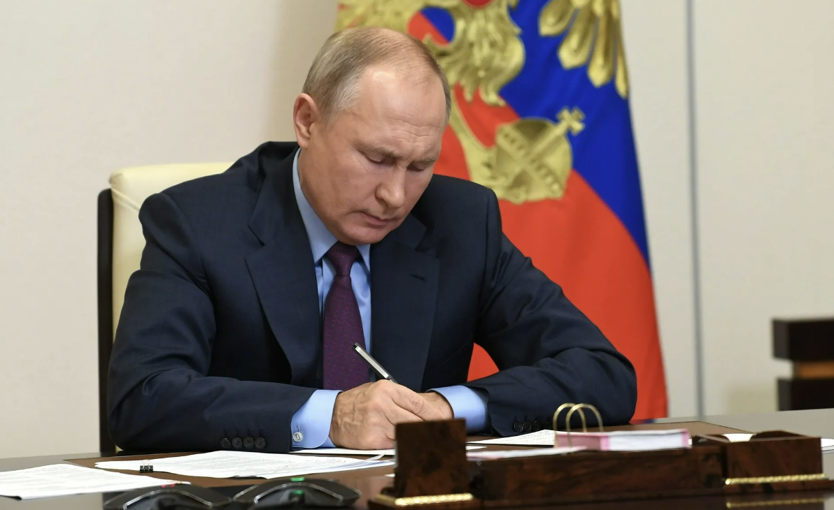 Президент России подписал закон о "контроле за деятельностью иностранных агентов"