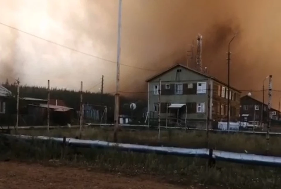 В Мирнинском районе Якутии ввели режим ЧС из-за лесного пожара, который перекинулся на село Арылах