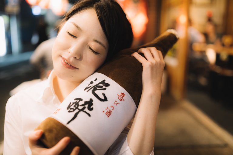 «Sake Viva!» - в Японии объявлен конкурс на лучшие способы побуждения молодежи пить алкоголь