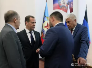 Дмитрий Медведев заявил, что ему не было страшно ехать в Донбасс фото
