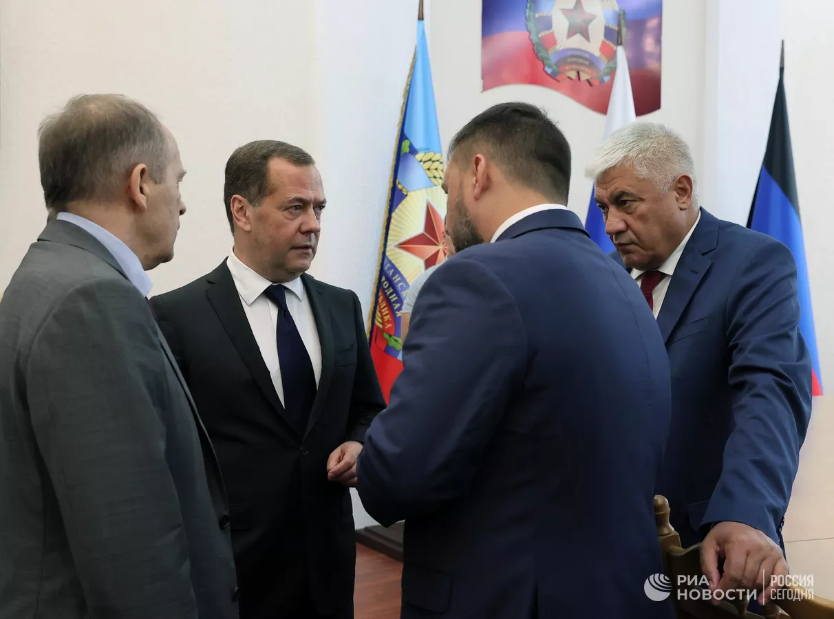 Дмитрий Медведев заявил, что ему не было страшно ехать в Донбасс