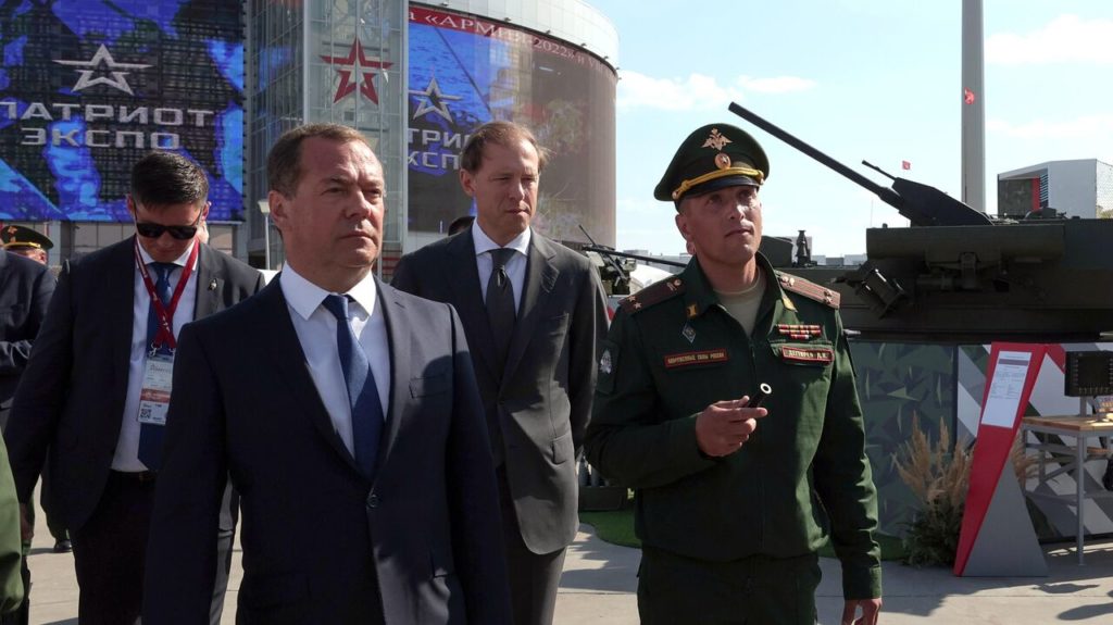 Дмитрий Медведев заявил о высоком уровне обороноспособности России после посещения "Армии-2022"
