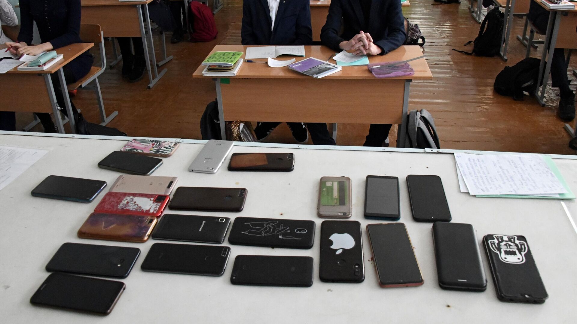 Российским школьникам запретили использовать телефоны во время уроков