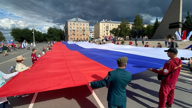 Владимир Путин поздравил россиян с Днем российского флага