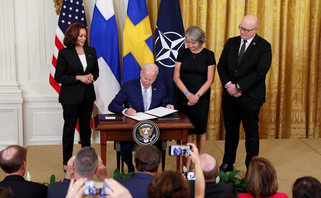 Джо Байден подписал протоколы о присоединении Финляндии и Швеции к НАТО