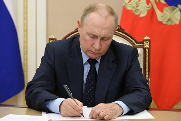 Президент России подписал указ об учреждении звания "Мать-героиня"