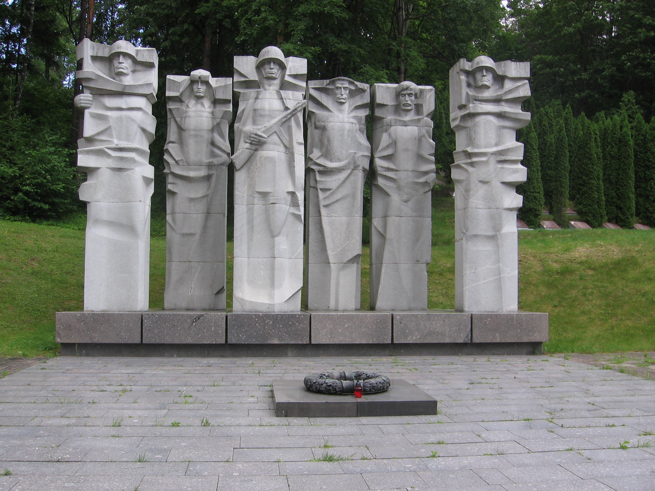 В Вильнюсе демонтируют памятники погибшим советским солдатам, вычеркнутым из списка мемориалов