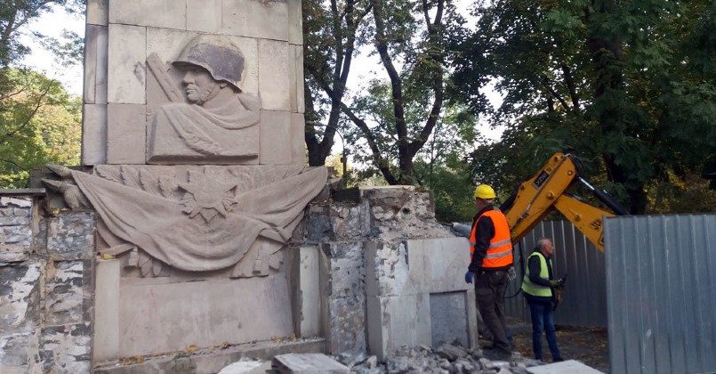 В Польше снесли памятник солдатам Красной армии, и снесут еще