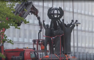 Правительство Хельсинки демонтировали подаренный СССР монумент «Мир во всем мире» фото